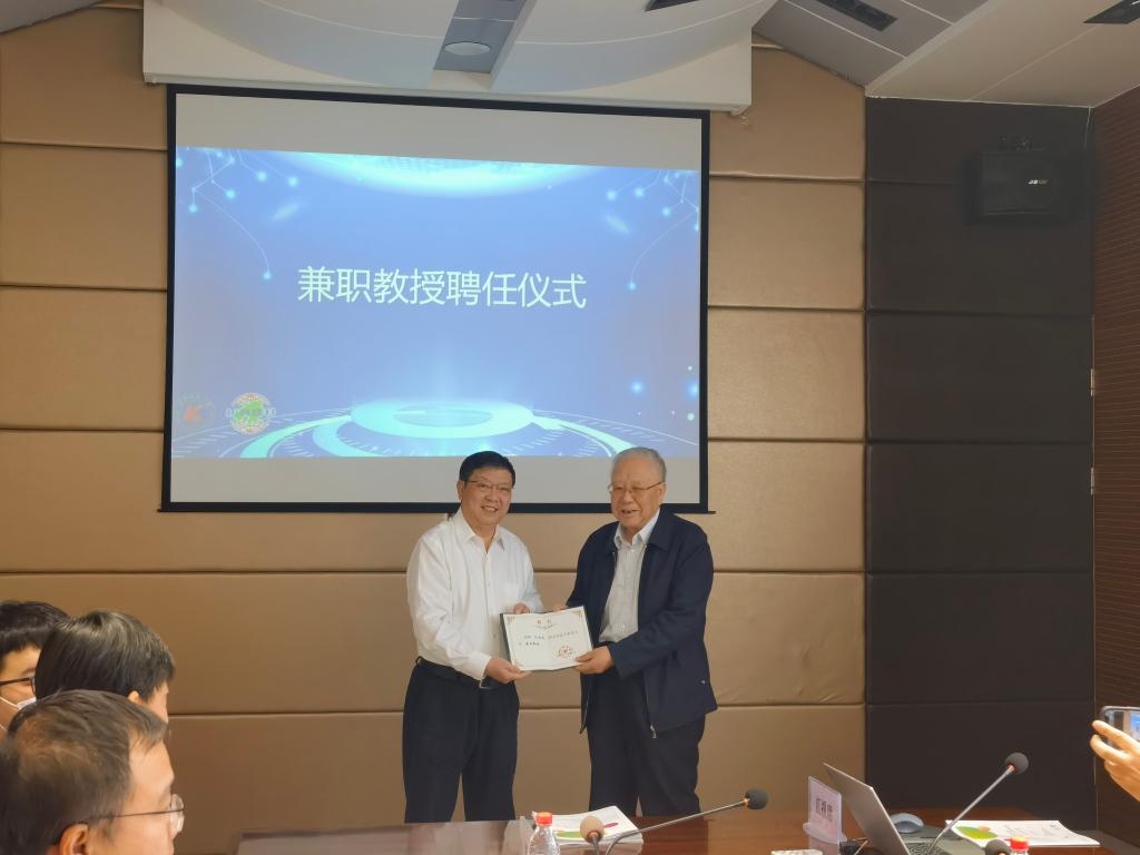 九游官方(中国)总部邀请汪旭光院士来校参加研讨会